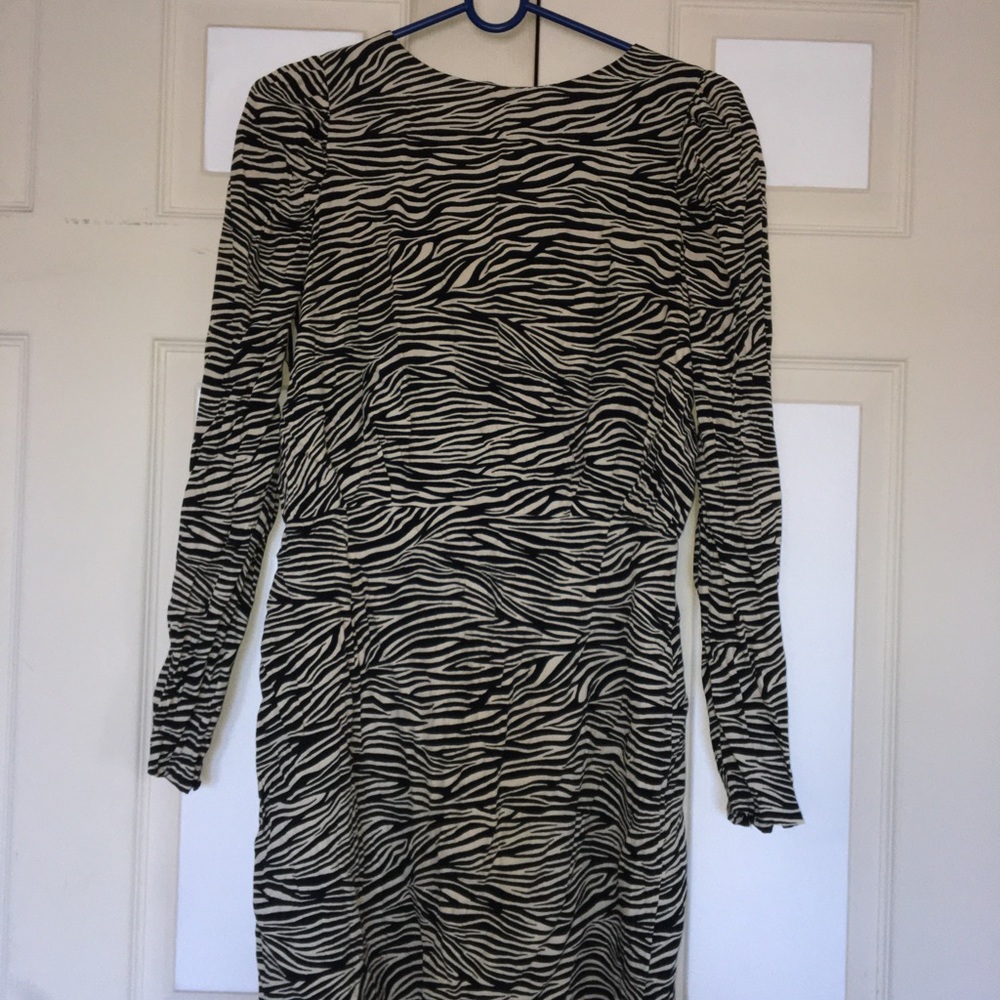 H&M Black and White L/sleeve print dress (open back) Size:6